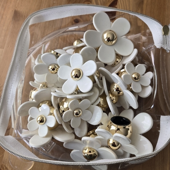 Marc Jacobs Daisy Flower Cosmetic Bag Filled with Perfume Toppers - Picture 3 of 5
